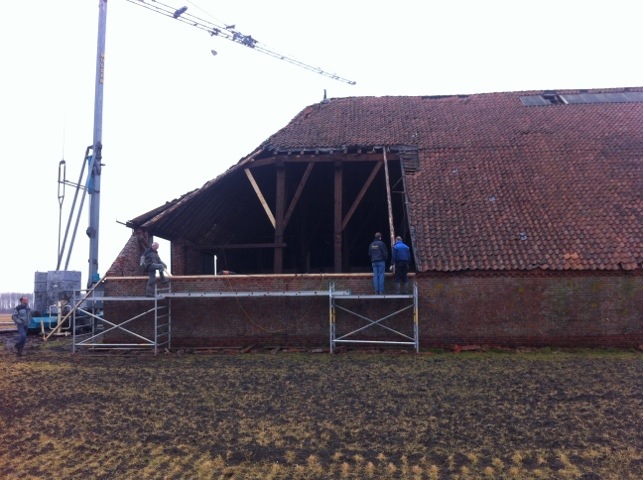 Herstel stormschade boerderij dak polder Nieuwolda.