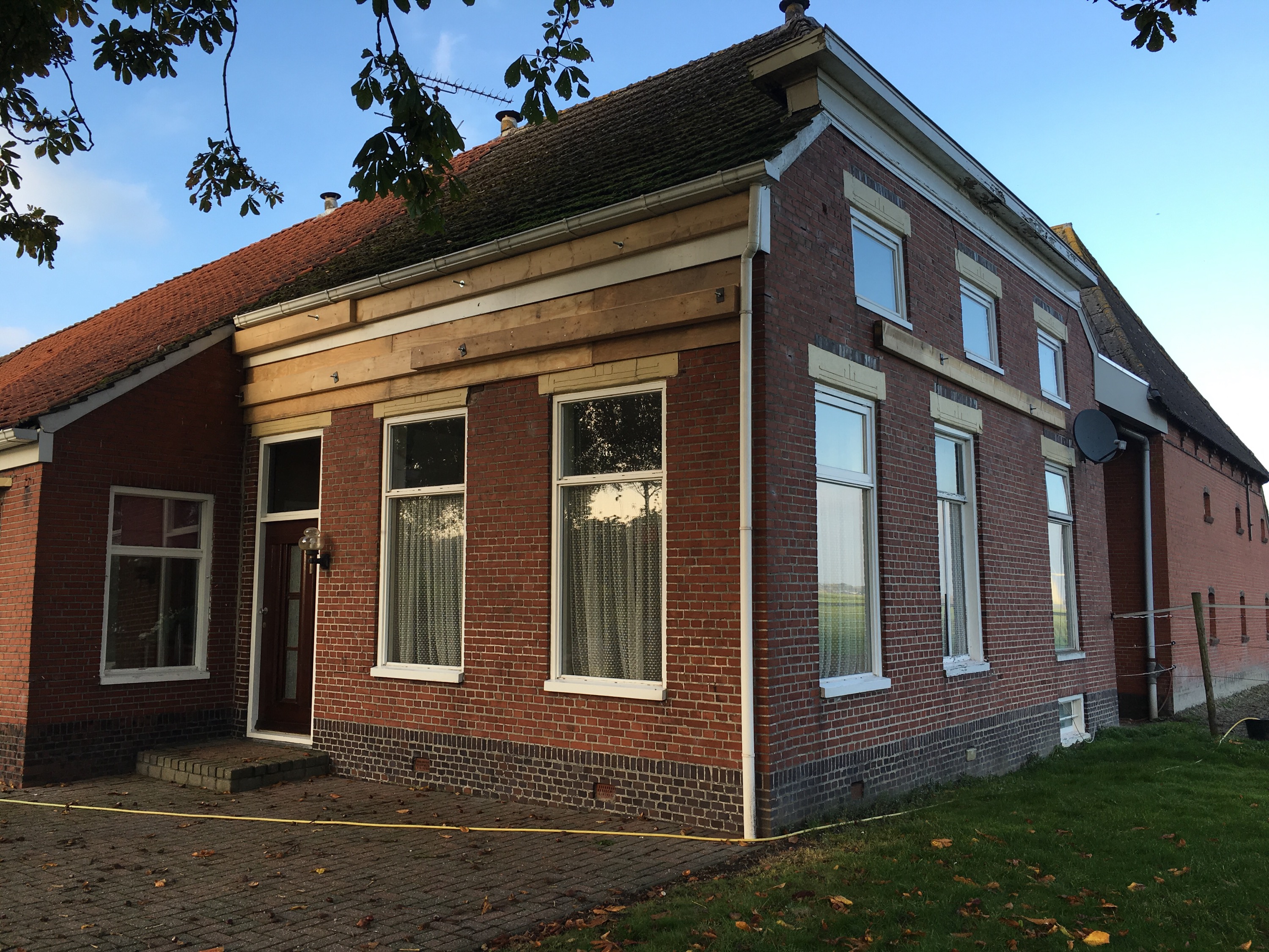 NAM schade, veiligstellen voorhuis boerderij Wagenborgen.